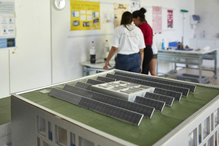 Les panneaux solaires sur le toit de la maquette du bâtiment 2