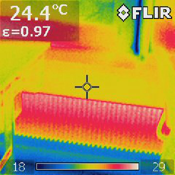 Tout d'abord, nous avons pris en photo un radiateur. On peut voir qu'il dégage beaucoup de chaleur car il est très rouge. La visite était en mars, il faisait encore un peu froid, alors le radiateur chauffait à 24.4 °C. On peut aussi voir que sous le radiateur, c'est tout bleu. Cela veut dire que sous le radiateur, c'est plutôt froid. 