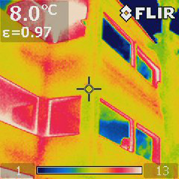 Nous avons voulu contrôler si les fenêtres du Collège Stockmar retiennent gardent bien la chaleur à l'intérieur. On voit que les vitres sont bleu-vert, ça veut dire que la chaleur reste à l'intérieur à cet endroit. Par contre, on constate que vers les bords de fenêtre en bois se dégage beaucoup de chaleur. Il doit certainement y avoir un problème d'isolation. 