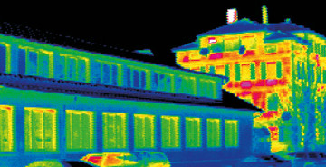 Pour limiter les pertes de chaleur et d'énergie, il faudrait tout d'abord changer de fenêtres et de bordures de fenêtres! Sur la photo, on voit un bâtiment avec des fenêtres et une façade isolantes (c'est tout vert, il n'y a pas de pertes de chaleur), alors que la maison à droite perd beaucoup d'énergie et de chaleur car il y a beaucoup de rouge sur la façade. 